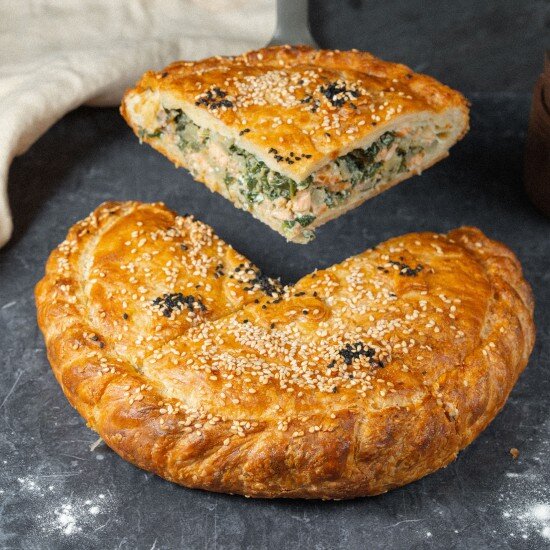 Пирог с отборной семгой, картофелем и шпинатом