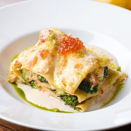 Лазанья с лососем и красной икрой