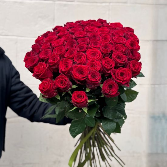 Красные розы «Red Naomi» 90см 61 шт