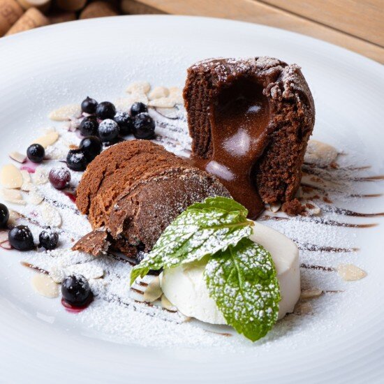 Горячий шоколадный кекс с семифредо из сыра рикотта