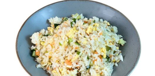 Рис жареный с овощами и яйцом