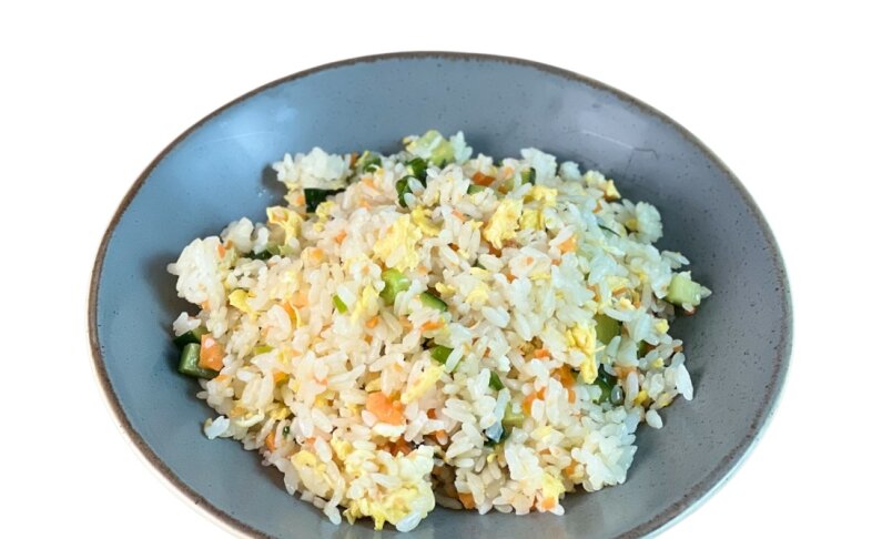 Рис жареный с овощами и яйцом