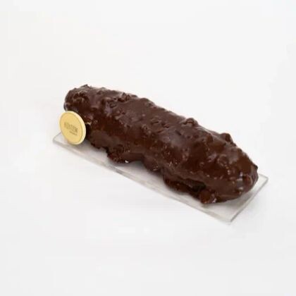 Эклер шоколадный с фундуком