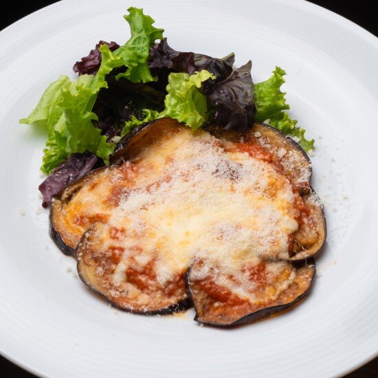 Запеченный баклажан с сыром пармезан