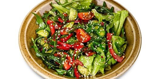 Салат с чукой и овощами