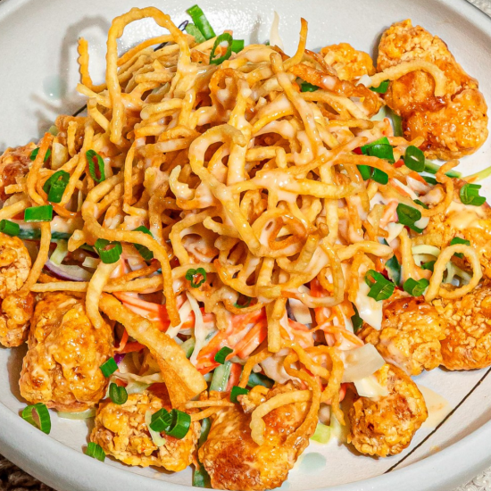 Салат с цыпленком Карааге