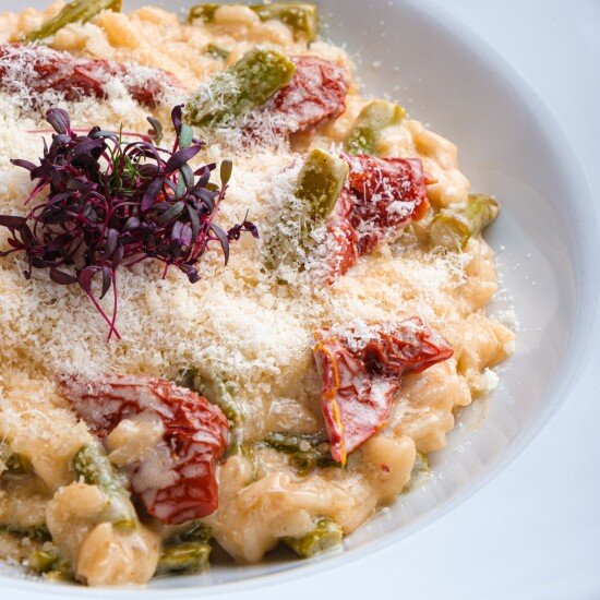 Ризотто со спаржей и вялеными томатами