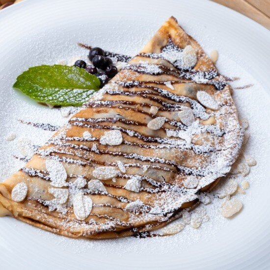 Блинчик с соусом  маскарпоне и смородиной