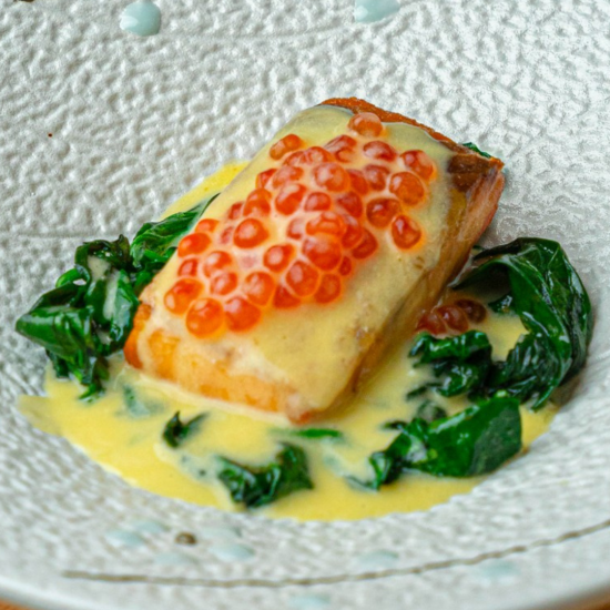 Филе лосося на подушке из шпината