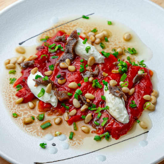 Запеченный перец с сырным кремом и анчоусами