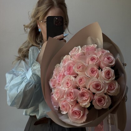 25 нежно-розовых роз