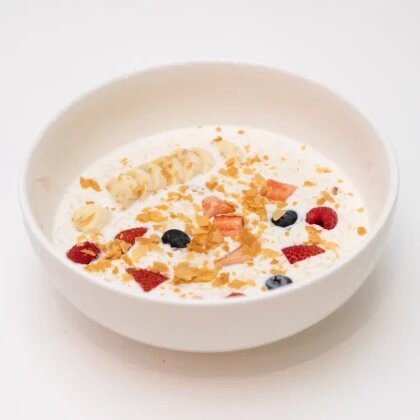 Рисовая каша с ягодами и вафельной крошкой