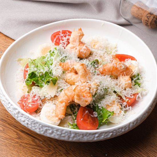 Салат Цезарь с креветками