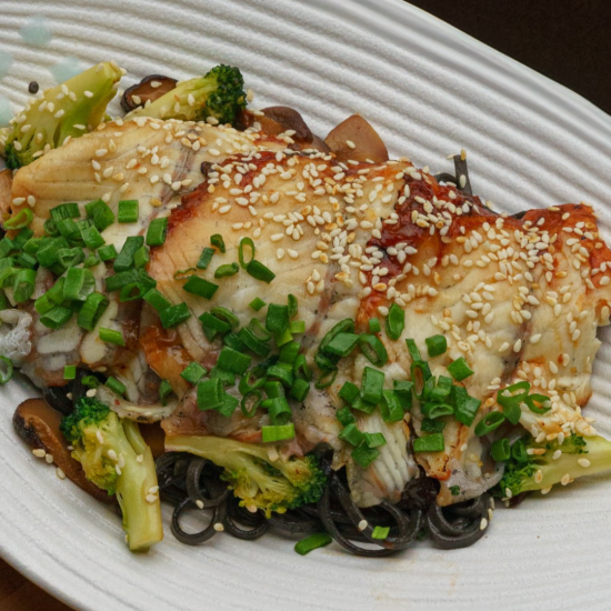 Черная лапша с угрем