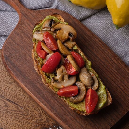 Брускетта с гуакамоле, черри и грибами