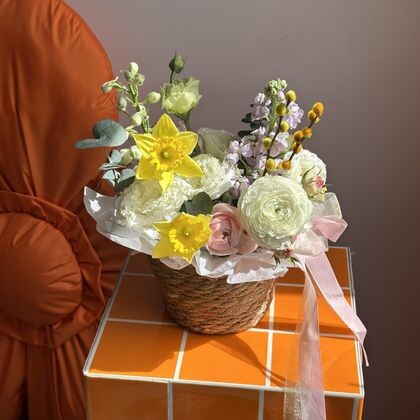 Кашпо с нарциссами