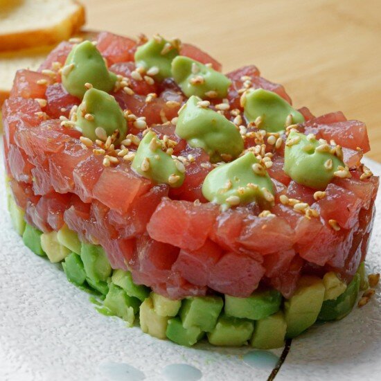 Нежный тартар из тунца и авокадо