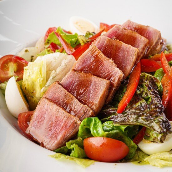 Салат со сладким перцем и тунцом