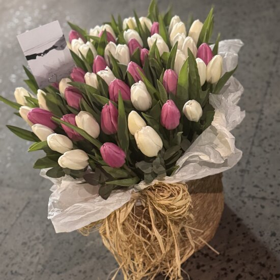 Композиция «Olympus» с тюльпанами