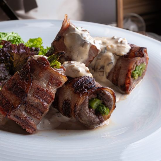 Рулетики из телятины со спаржей и беконом, с грибным соусом