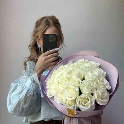 25 белых роз