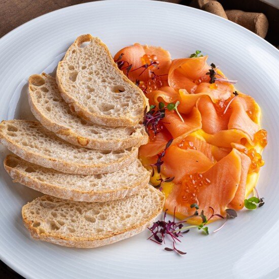 Лосось с красной икрой