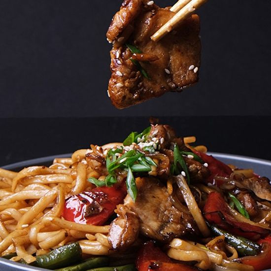 Вок с куриным филе на лапше Удон