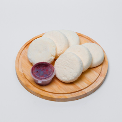 Сырники классические с ягодами фламбе