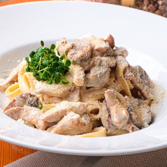 Сливочный соус с курицей и грибами