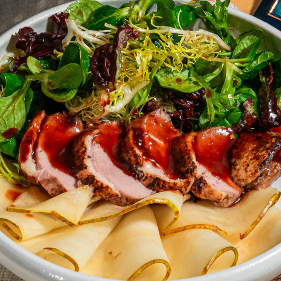 Салат с уткой и грушей