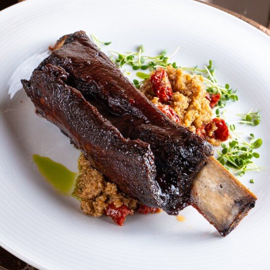 Ребро телятины с киноа и вялеными томатами