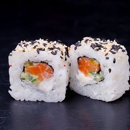 Ролл "Филадельфия в кунжуте"