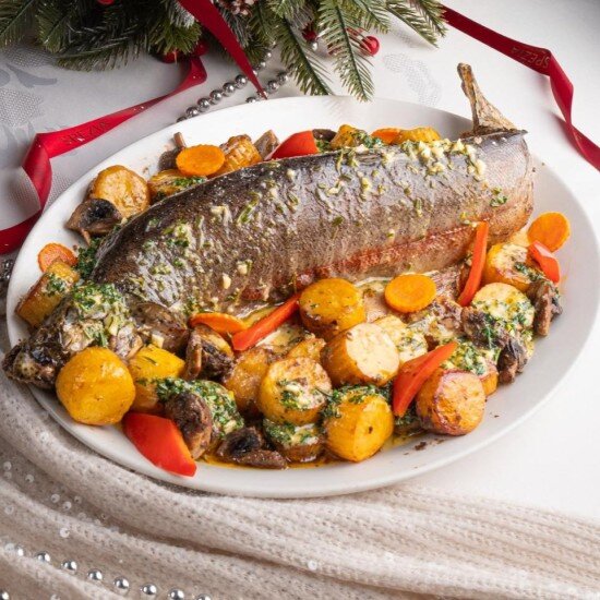 Форель запечённая с грибами и картофелем