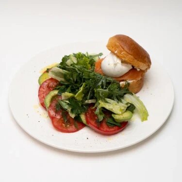 Бриошь с семгой и яйцом пашот