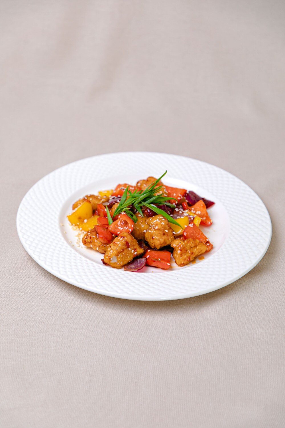 Курица в кисло-сладком соусе с овощами гриль