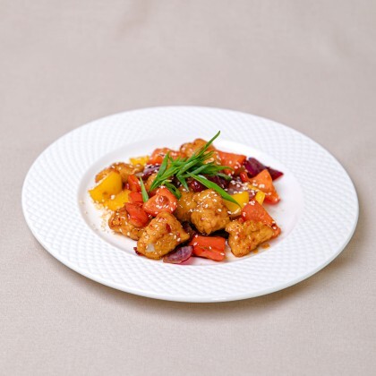 Курица в кисло-сладком соусе с овощами гриль