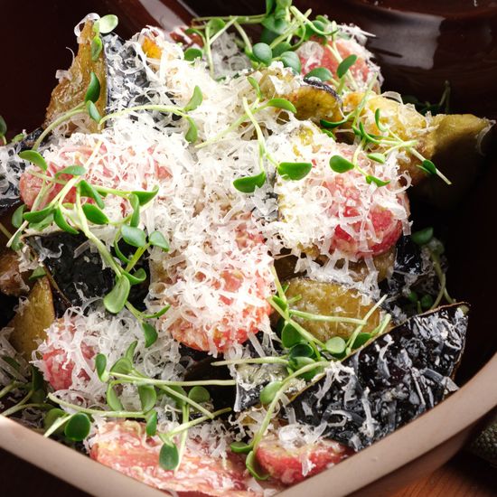 Салат с хрустящими баклажанами  и сыром пекорино