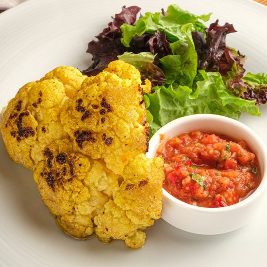 VM | Стейк из цветной капусты с соусом сальса