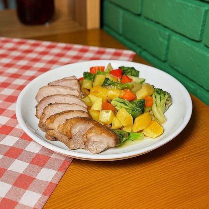 Утиная грудка с овощами