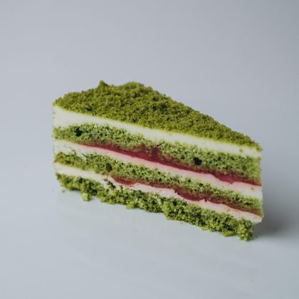 ТОРТ ШПИНАТНЫЙ С КЛУБНИКОЙ AYLAS CAKE (12 порций)