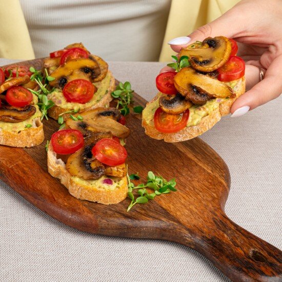 Брускетта с авокадо и черри