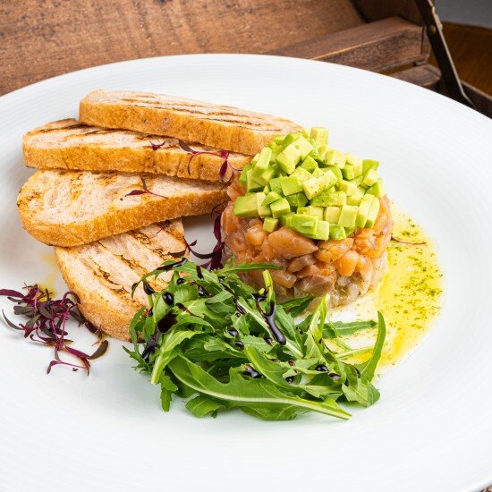 Тартар из сибаса, лосося и авокадо