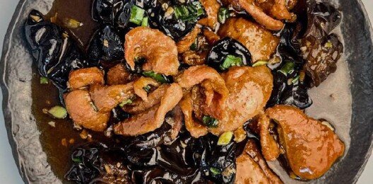 Жареная телятина с древесными грибами "Муэр"