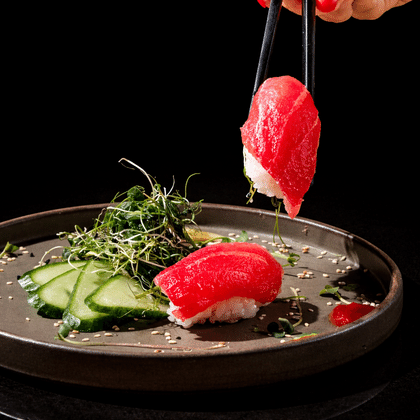 Ton balığı ilə nigiri (2 ədəd)