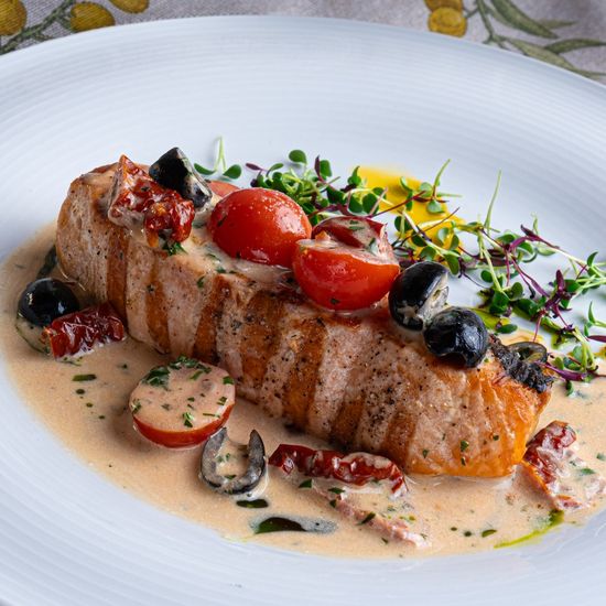 Стейк лосося с томатами, маслинами и петрушкой