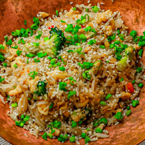 Жареный рис с овощами и яйцом