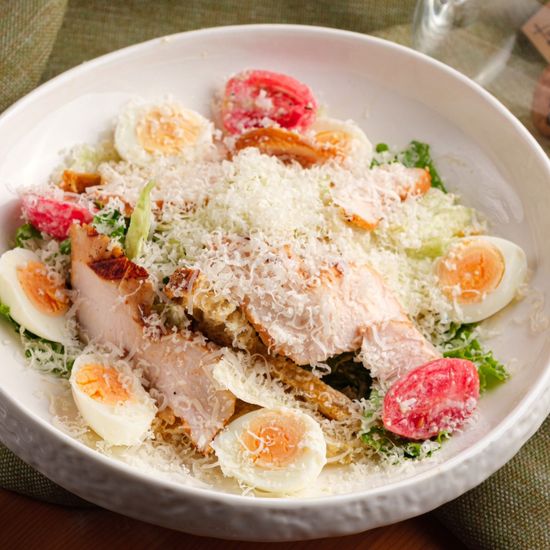 Салат Цезарь с цыпленком