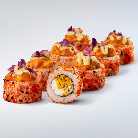 Лосось тартар с лепестками роз