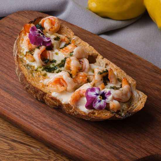 Брускетта с моцарелой и креветками