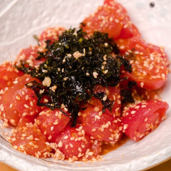 Салат из томатов с кунжутом и юдзу